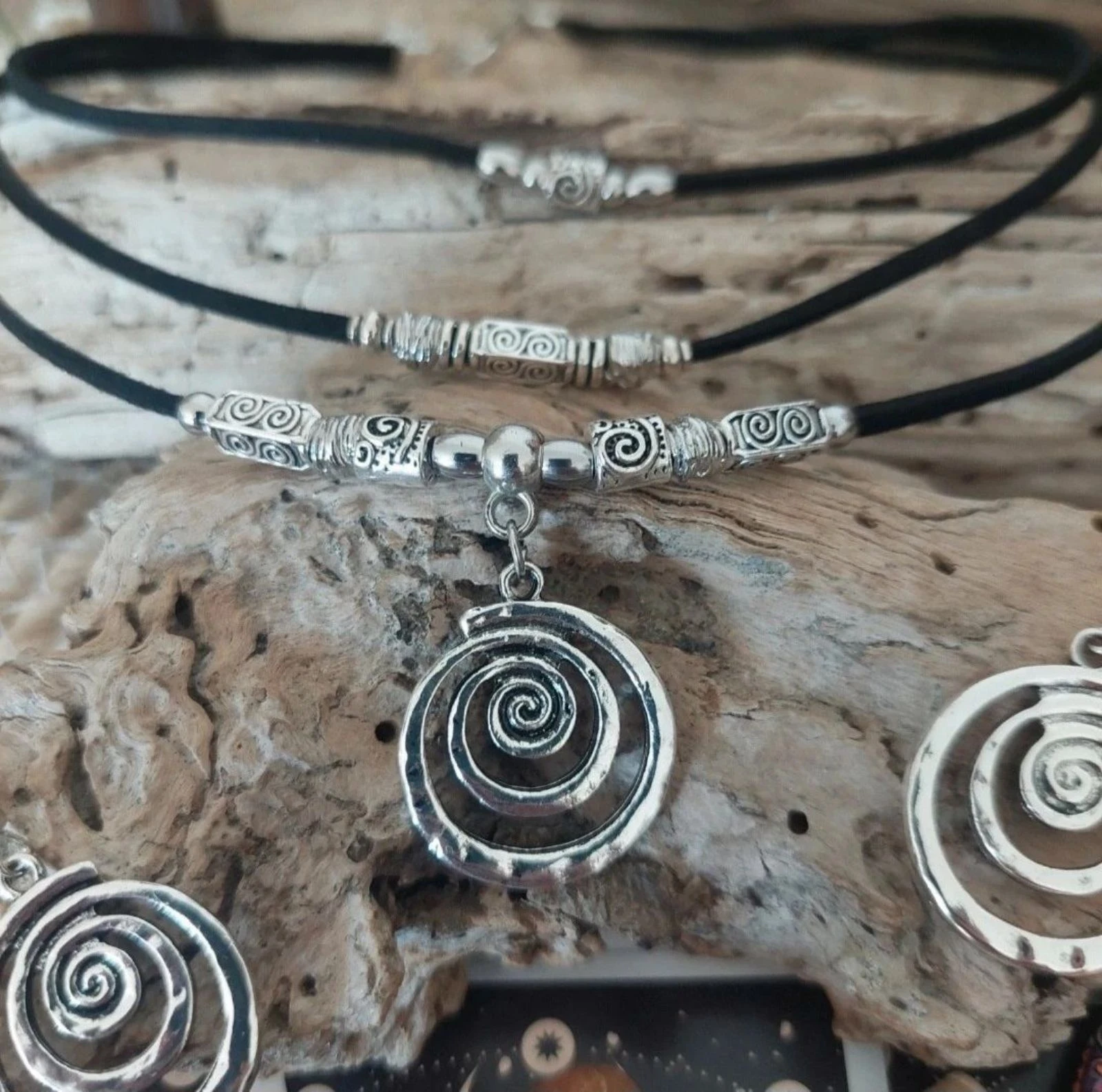 Parure boho místico de tres hileras, pequeña espiral hipnótica, negro – photo 5